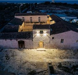  6 bedroom villa with heated pool in Modica, sleeps 18